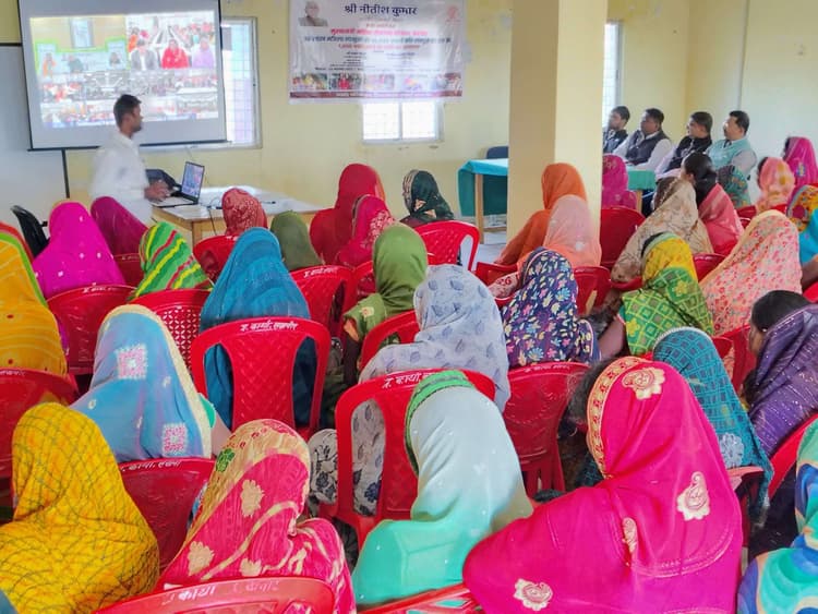 Madhubani News : जीविका दीदियों ने स्वरोजगार करने का लिया संकल्प