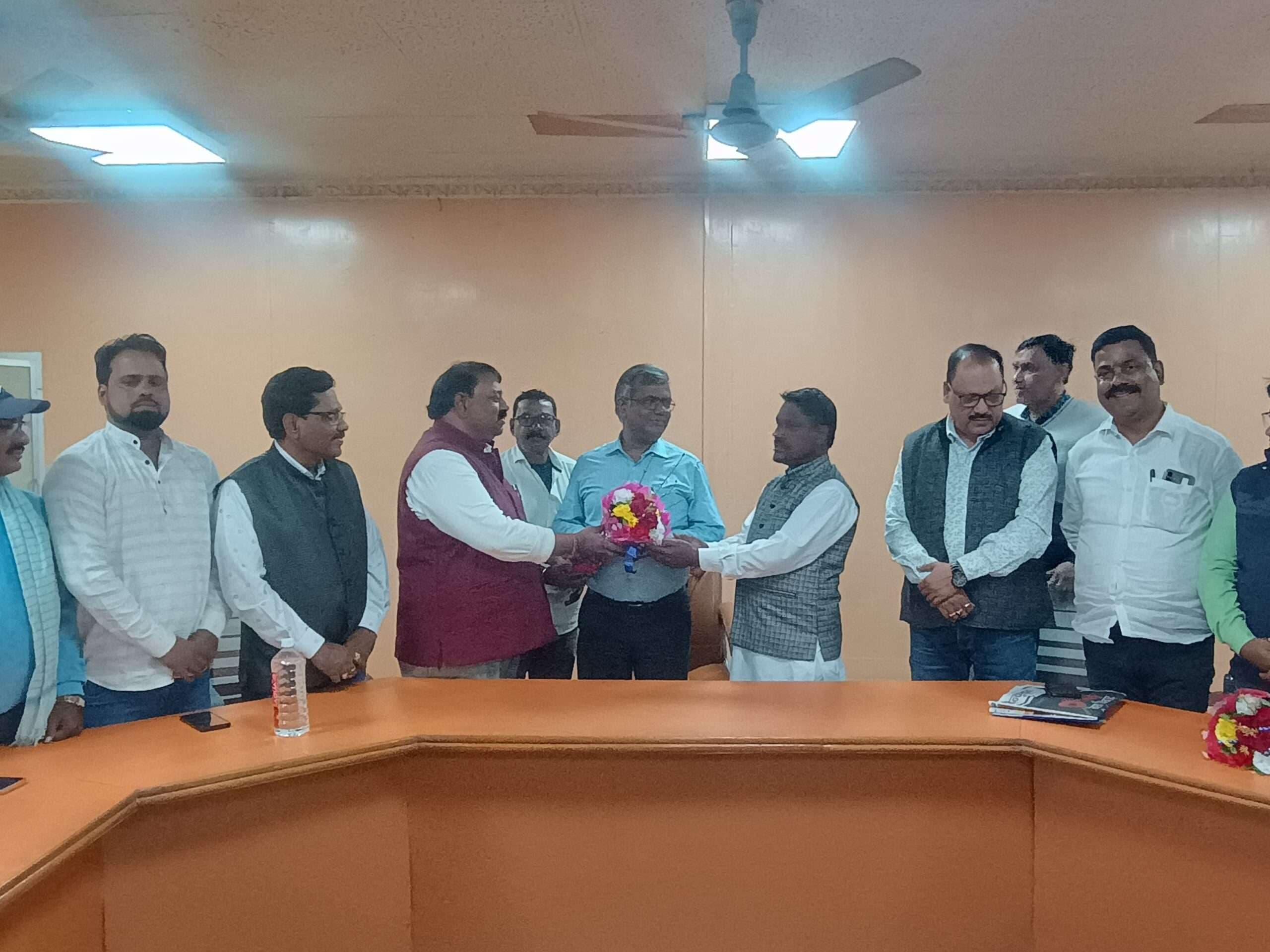 Bokaro News : पीओ के पास रखीं कर्मियों की समस्याएं