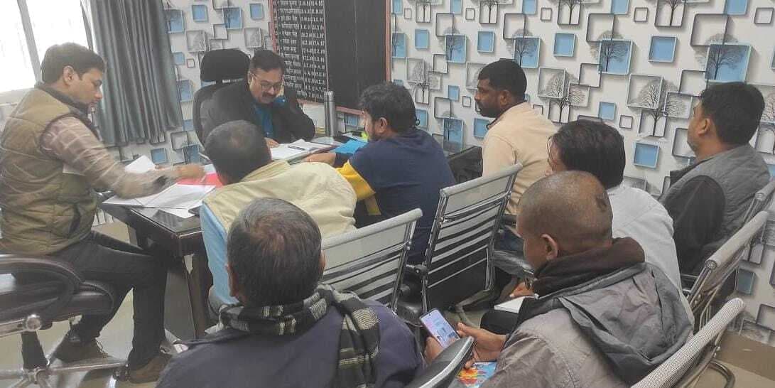आवास सहायकों के साथ बीडीओ ने की बैठक