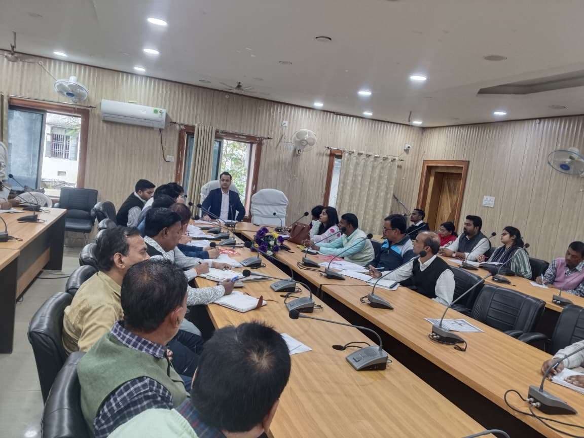 Madhubani News : सभी जिला स्तरीय पदाधिकारी व बीइओ शत प्रतिशत विद्यालयों का करें निरीक्षण : डीएम