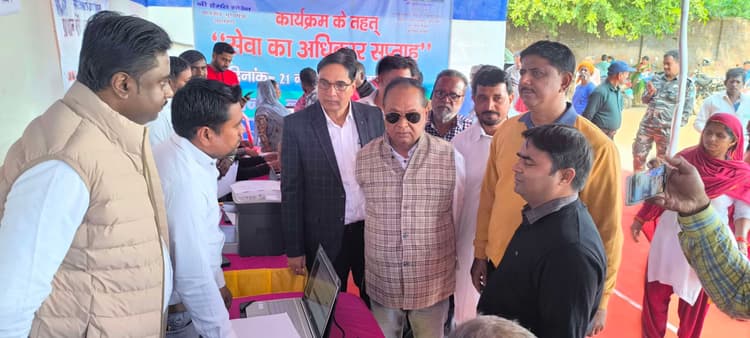 Giridih News :सेवा का अधिकार सप्ताह के अंतिम दिन आवेदन देने उमड़े लोग