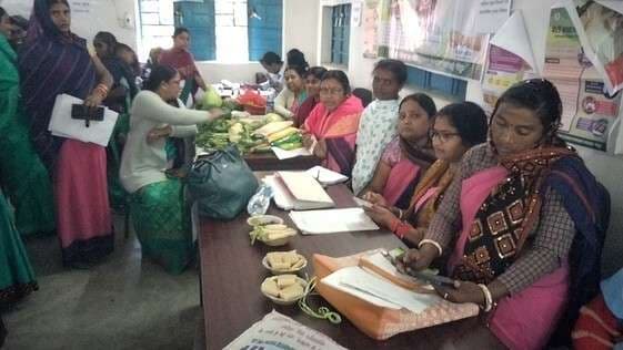 लतौना व चिलकारा गोविंद पंचायत सचिवालय में लाभुकों ने जमा किये आवेदन