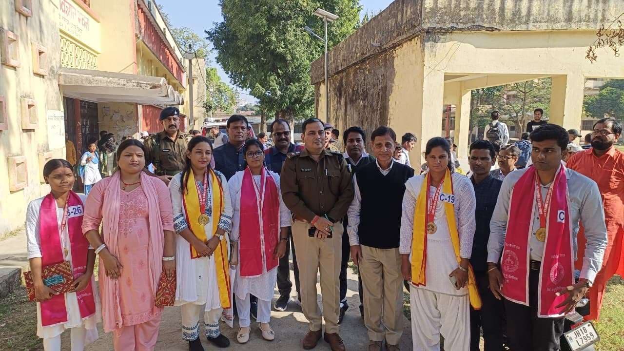 साहिबगंज महाविद्यालय में स्वर्ण पदक विजेता छात्रों को एसपी ने किया सम्मानित