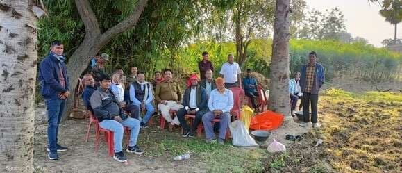 पथरगामा में प्रधानी जोत भूमि पर प्रशासनिक देखरेख में रबी फसल की बुआई