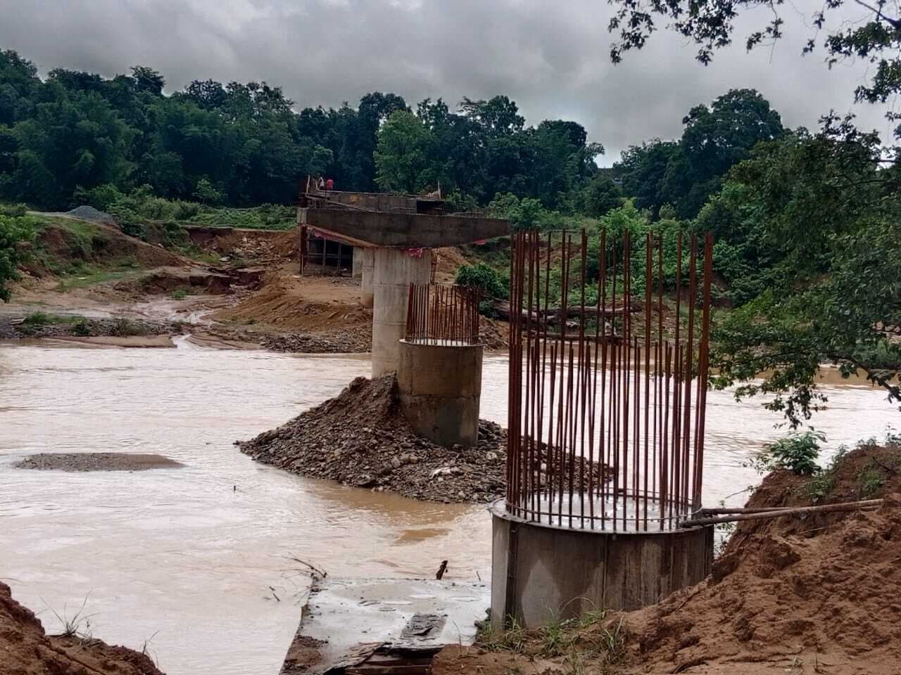 Chaibasa News : ढाई साल बाद भी पुल अधूरा, ग्रामीणों में आक्रोश