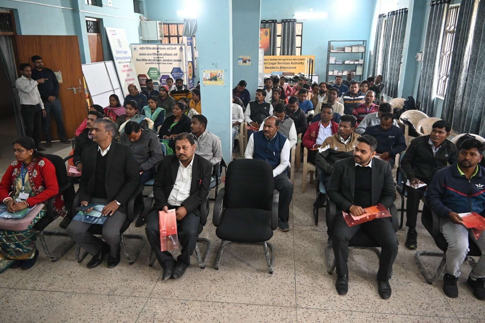 Seraikela Kharsawan News : पिछड़े वर्ग तक न्याय पहुंचाने में सक्षम पीएलवीसरायकेला में क्षमता निर्माण कार्यक्रम आयोजितवंचितों के अधिकारों की आवाज़ है पीएलवी: रमाशंकर सिंहफोटो:कार्यक्रम में उपस्थित अधिवक्तता व पीएलवीसरायकेला. सरायकेला-खरसावां में जिला विधिक सेवा प्राधिकरण की ओर से शुक्रवार को जिला एवं सत्र न्यायाधीश रमाशंकर सिंह के मार्गदर्शन में क्षमता निर्माण कार्यक्रम आयोजित किया गया. इसमें विभिन्न पंचायतों, प्रखंडों और थाना स्तर पर तैनात पैरा लीगल वॉलंटियर और अधिकार मित्रों ने भाग लिया. कार्यक्रम की शुरुआत दीप प्रज्ज्वलन से हुई. पीडीजे रमाशंकर सिंह ने कहा कि पीएलवी न्याय को समाज के हर तबके तक पहुंचाने में अहम भूमिका निभाते हैं, खासकर उन लोगों तक जो सामाजिक और आर्थिक रूप से पिछड़े हैं. उन्होंने उन्हें न्याय प्रणाली की मजबूत कड़ी बताया. जिला बार एसोसिएशन के सचिव देवाशीष ज्योतिषी ने गुड सामरिटन नीति और सड़क दुर्घटनाओं में मदद करने वालों की कानूनी सुरक्षा के बारे में जानकारी दी. एलएडीसी दिलीप शॉ ने बताया कि किसी भी आरोपी के अधिकार गिरफ्तारी के क्षण से प्रारंभ हो जाते हैं और थाना स्तर पर तैनात पीएलवी इस स्थिति में कानूनी सहायता दिलाने में अहम भूमिका निभाते हैं. डीएलएसए के सचिव तौसीफ मेराज ने पीड़ित प्रतिकर योजना, बाल विवाह निषेध, और कमजोर वर्गों के पुनर्वास में पीएलवी की भूमिका पर विस्तार से बातें कीं. उन्होंने यह भी बताया कि आशा यूनिट से समन्वय और सामाजिक रूप से कमजोर लोगों को सरकारी योजनाओं से जोड़ना पीएलवी के दायित्व का महत्वपूर्ण हिस्सा है. कार्यक्रम में कई न्यायिक अधिकारी व अधिवक्ता उपस्थित थे.