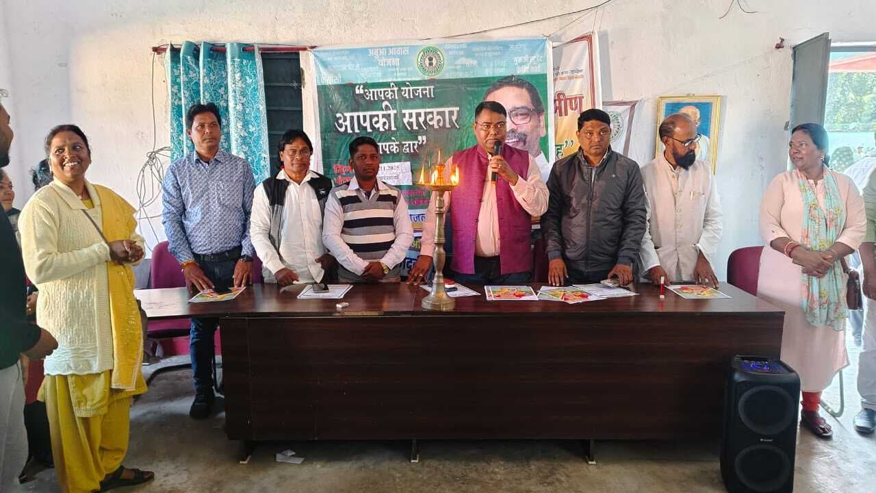 Seraikela Kharsawan News : शिविर में सरकारी योजनाओं की झड़ी, ऑनस्पॉट निपटाये गये कई आवेदन