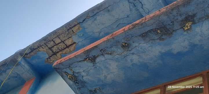 21.78 लाख रुपये की मरम्मत के केवल पांच वर्ष बाद ही भवन जर्जर, सुरक्षा को लेकर बढ़ी चिंता