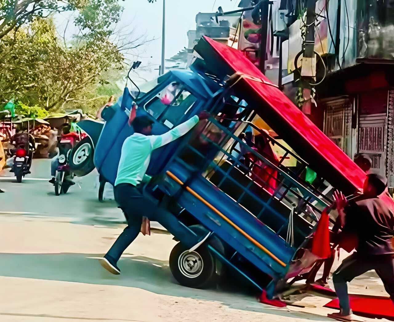 East Singhbhum News : टेंपो नाली में फंसा, पलटने से बचा, सड़क पर कल्वर्ट न होने से ग्रामीणों में आक्रोश