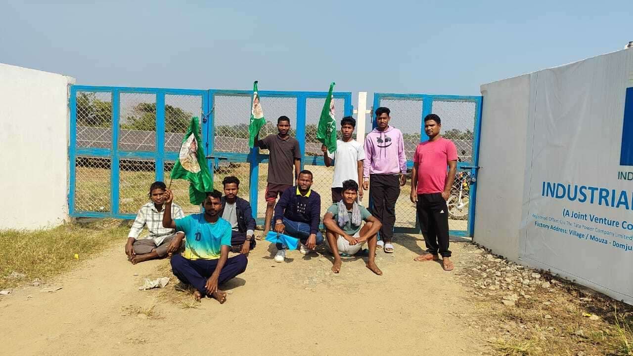 East Singhbhum News : डोमजुड़ी सोलर प्लांट में नौकरी नहीं मिलने से नाराज ग्रामीणों ने जड़ा ताला, धरना दिया