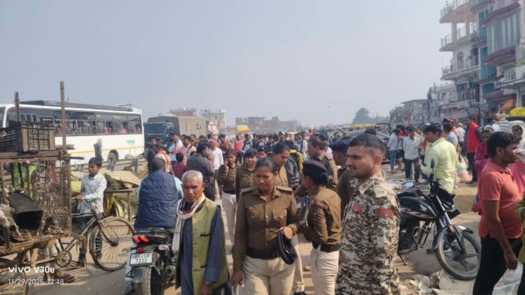 पुसौली बाजार में चला प्रशासन का बुलडोजर, एनएच के किनारे से हटाया गया अतिक्रमण