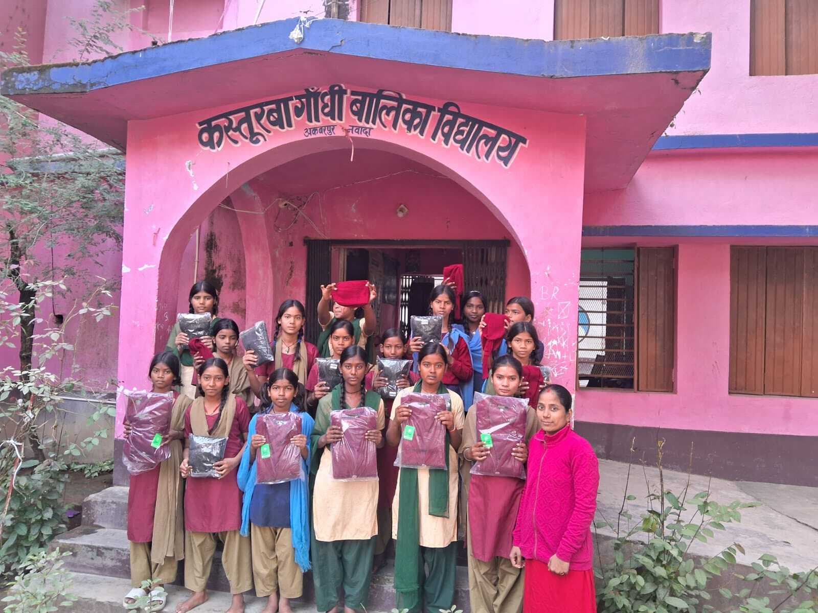 कस्तूरबा की छात्राओं के बीच गर्म वस्त्र वितरित