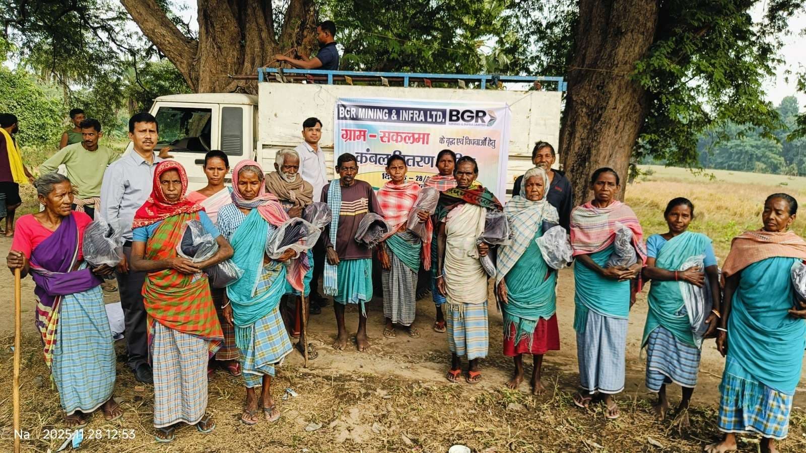 बीजीआर माइनिंग ने 850 लोगों में कंबल का किया वितरण