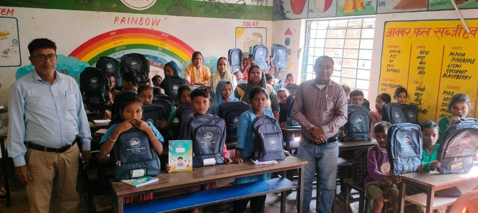 प्रावि बांसबाड़ी में बच्चों में बैग का वितरण