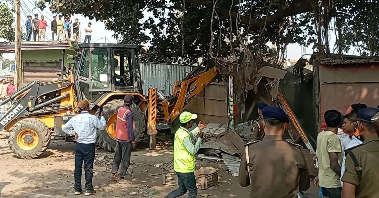 बेलोरी-सोनौली मुख्यमार्ग पर मंझेली चौक को प्रशासन ने कराया अतिक्रमणमुक्त