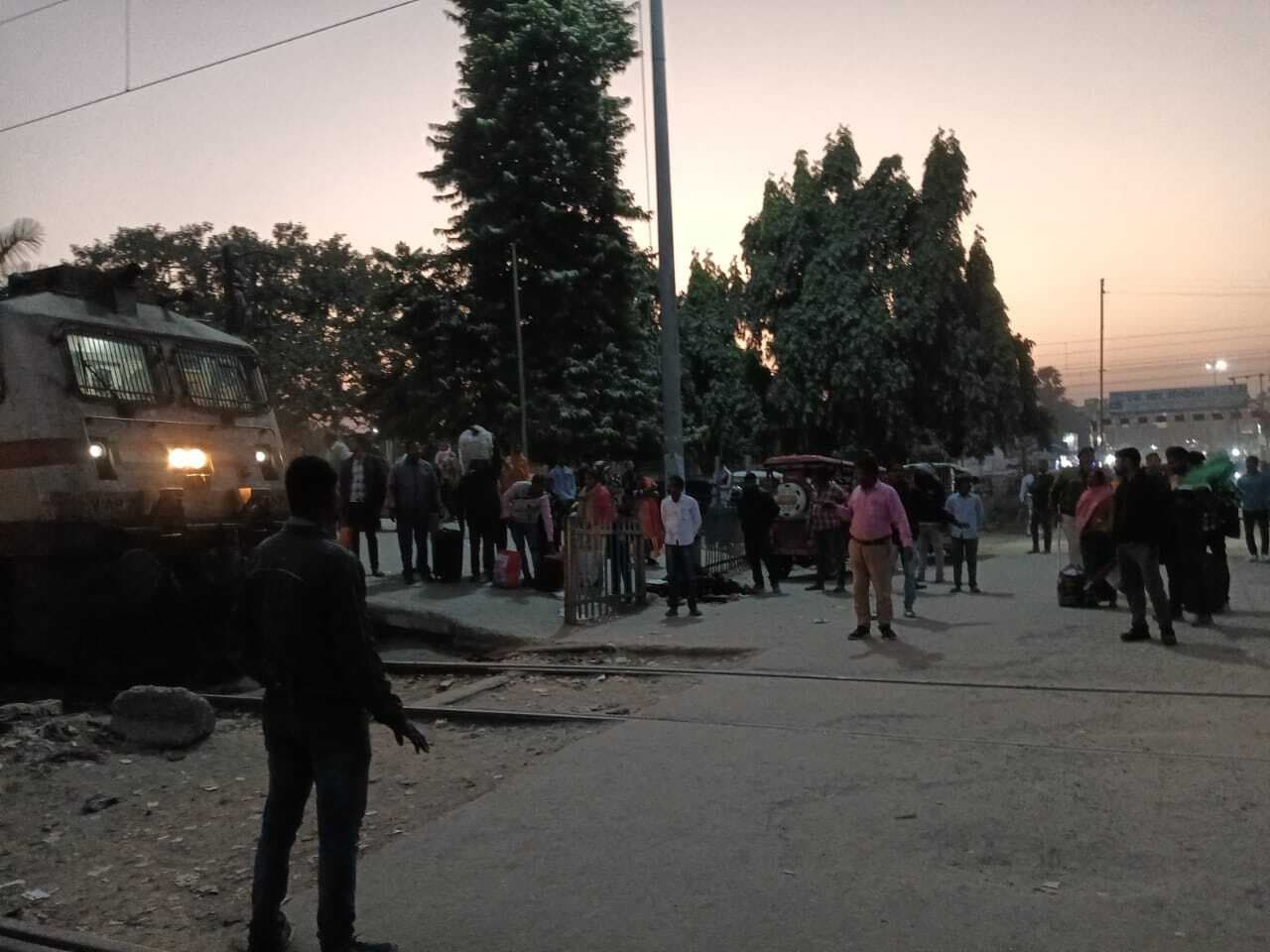 ट्रायल में प्लेटफार्म से बाहर हुई राज्यरानी एक्सप्रेस