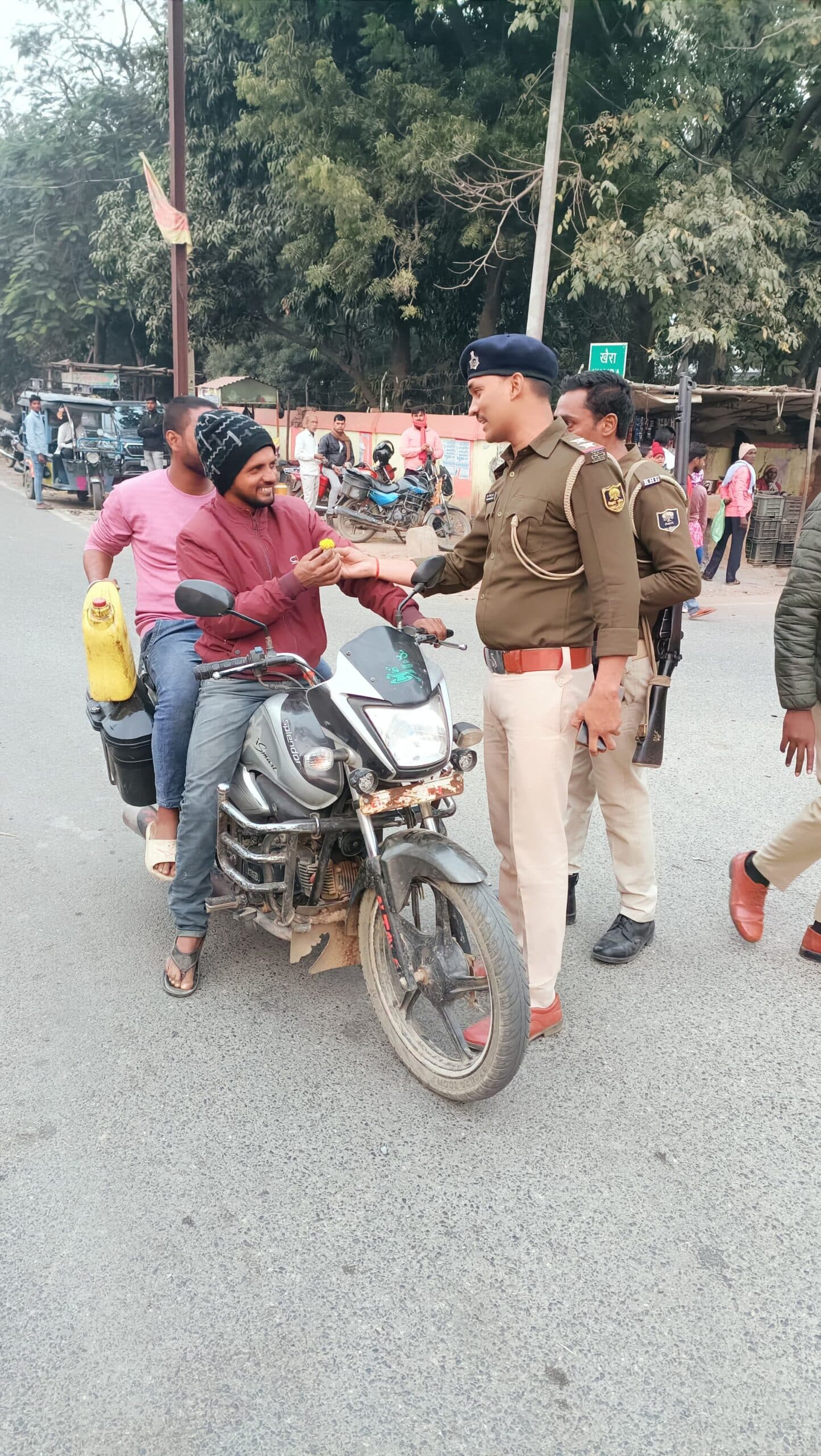 पुलिस ने सड़क सुरक्षा के नियमों का पढ़ाया पाठ, लोगों को दिया फूल