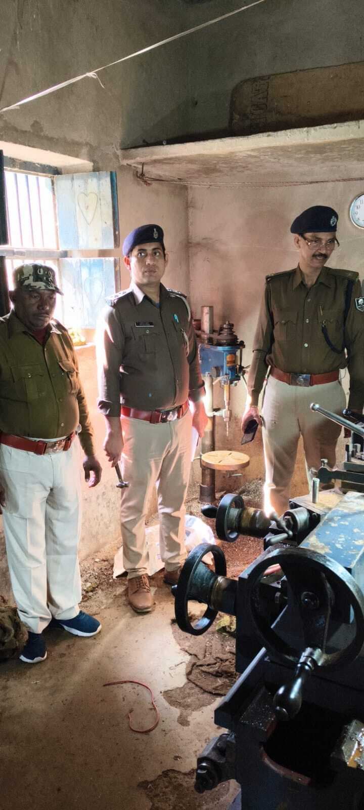 अर्ध निर्मित अवैध हथियार के साथ दो गिरफ्तार