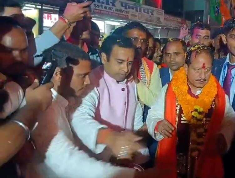 111 किलो लड्डू तुला दान कर डिप्टी सीएम का किया स्वागत