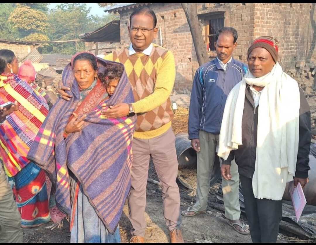 अग्नि पीड़ितों के बीच कंबल वितरित