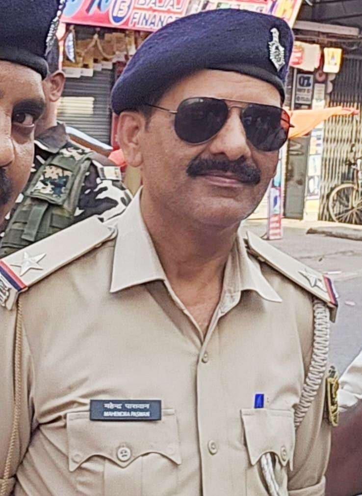 कुटुंबा थाने के  जमादार के कमरे से मिनी बियर, कोर्ट से पकड़े गये