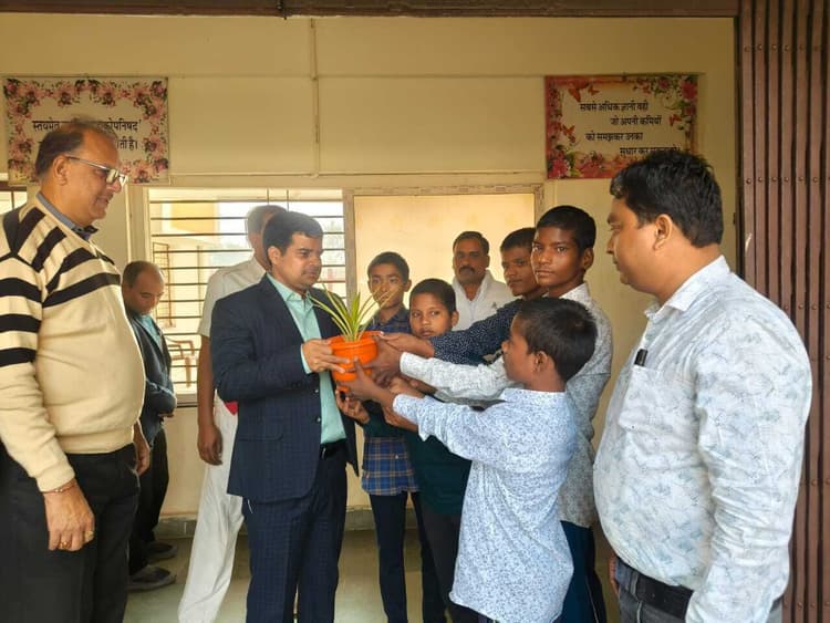 बाल देखरेख संस्थानों का डीएम ने किया निरीक्षण