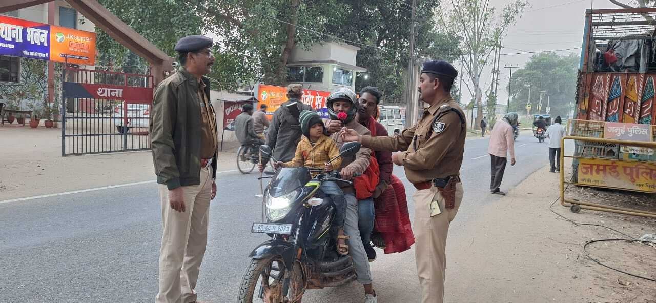 बिना हेलमेट वाहन चलाने वालों को गुलाब का फूल देकर पढ़ाया नियमों का पाठ