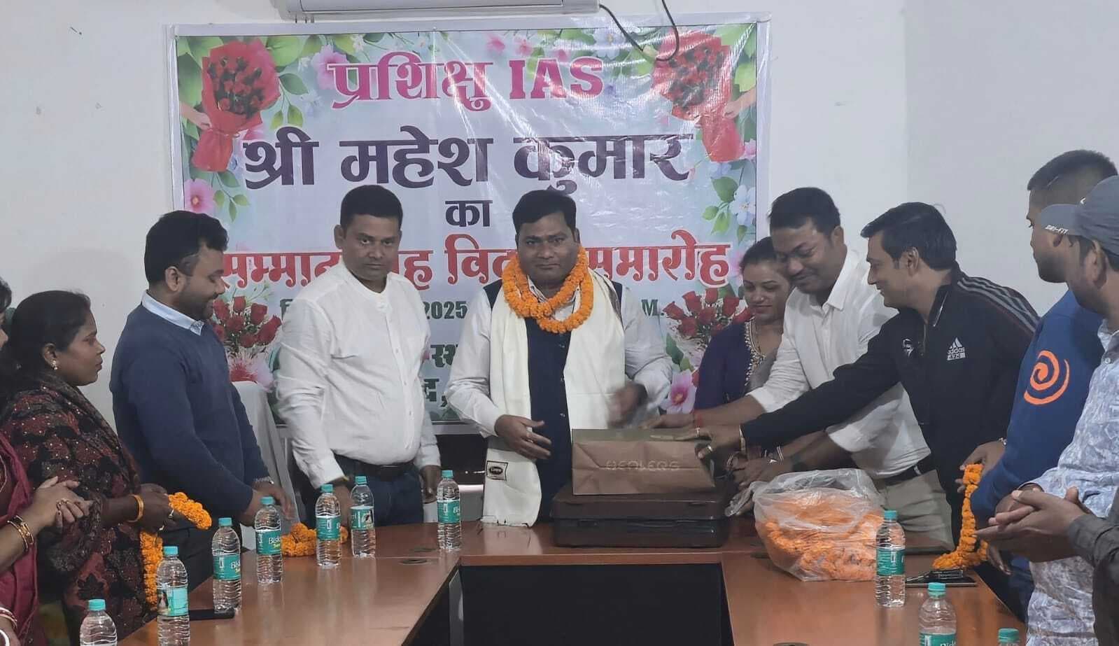 तबादले पर नगर परिषद के कार्यपालक पदाधिकारी को दी विदाई