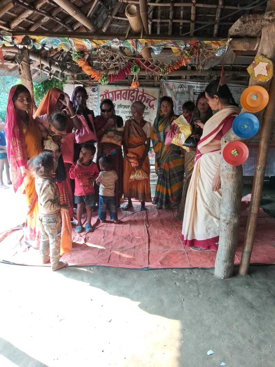 आंगनबाड़ी केंद्रों पर टीएचआर का किया गया वितरण