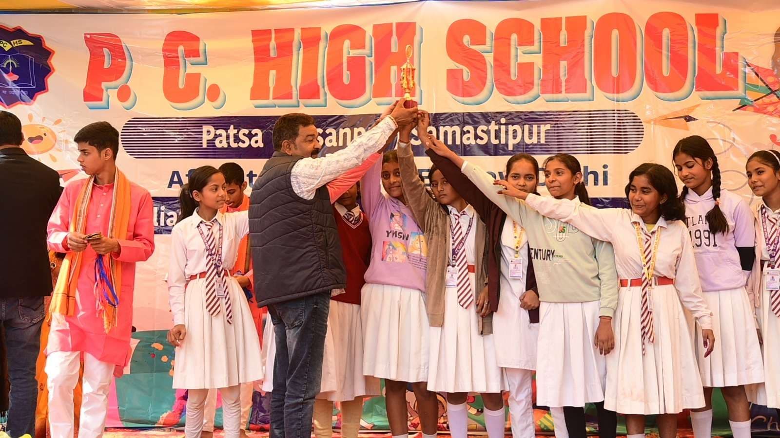 Samastipur News:ट्राफी से सम्मानित किये गये विजेता व उप विजेता टीम के छात्र