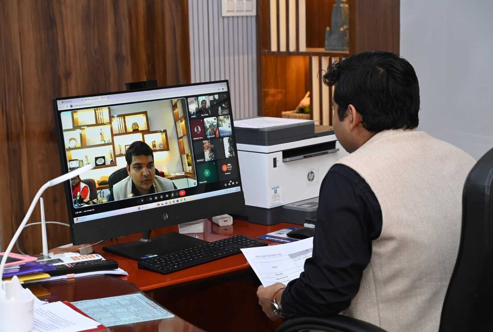 स्कूल में अनुपस्थित छात्रों की हर हाल में करायें उपस्थिति : डीसी