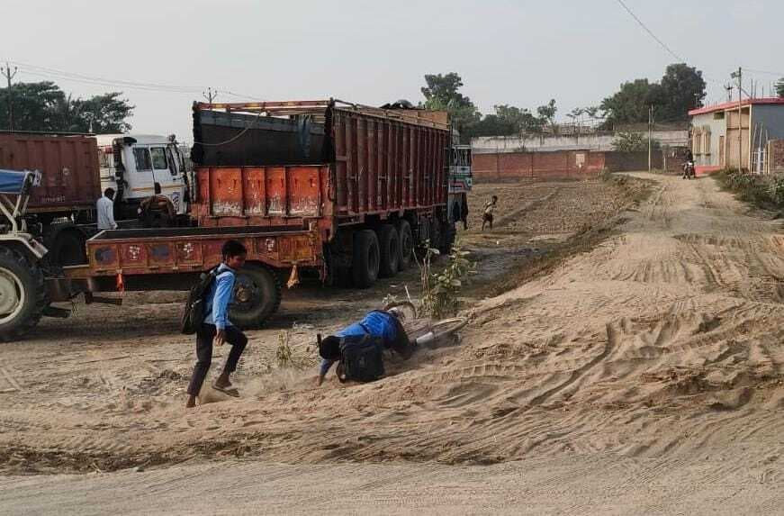 बेलहाघाट जाने वाली सड़क की स्थिति दयनीय