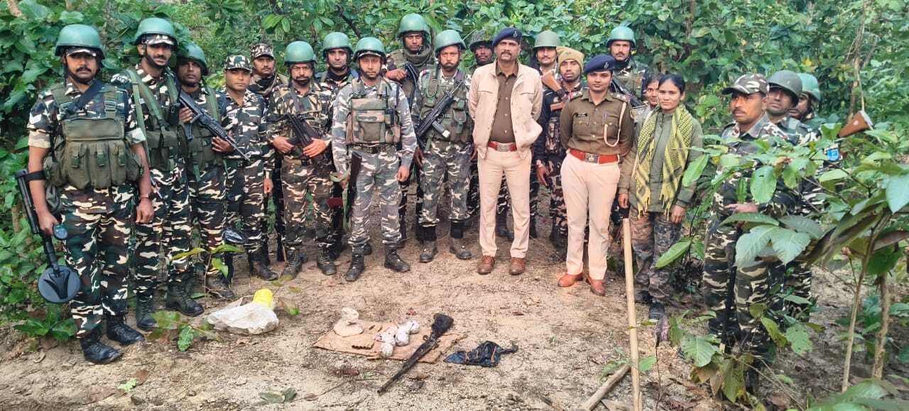 घोरपारण पहाड़ी के जंगल से भारी मात्रा में हथियार व विस्फोटक बरामद