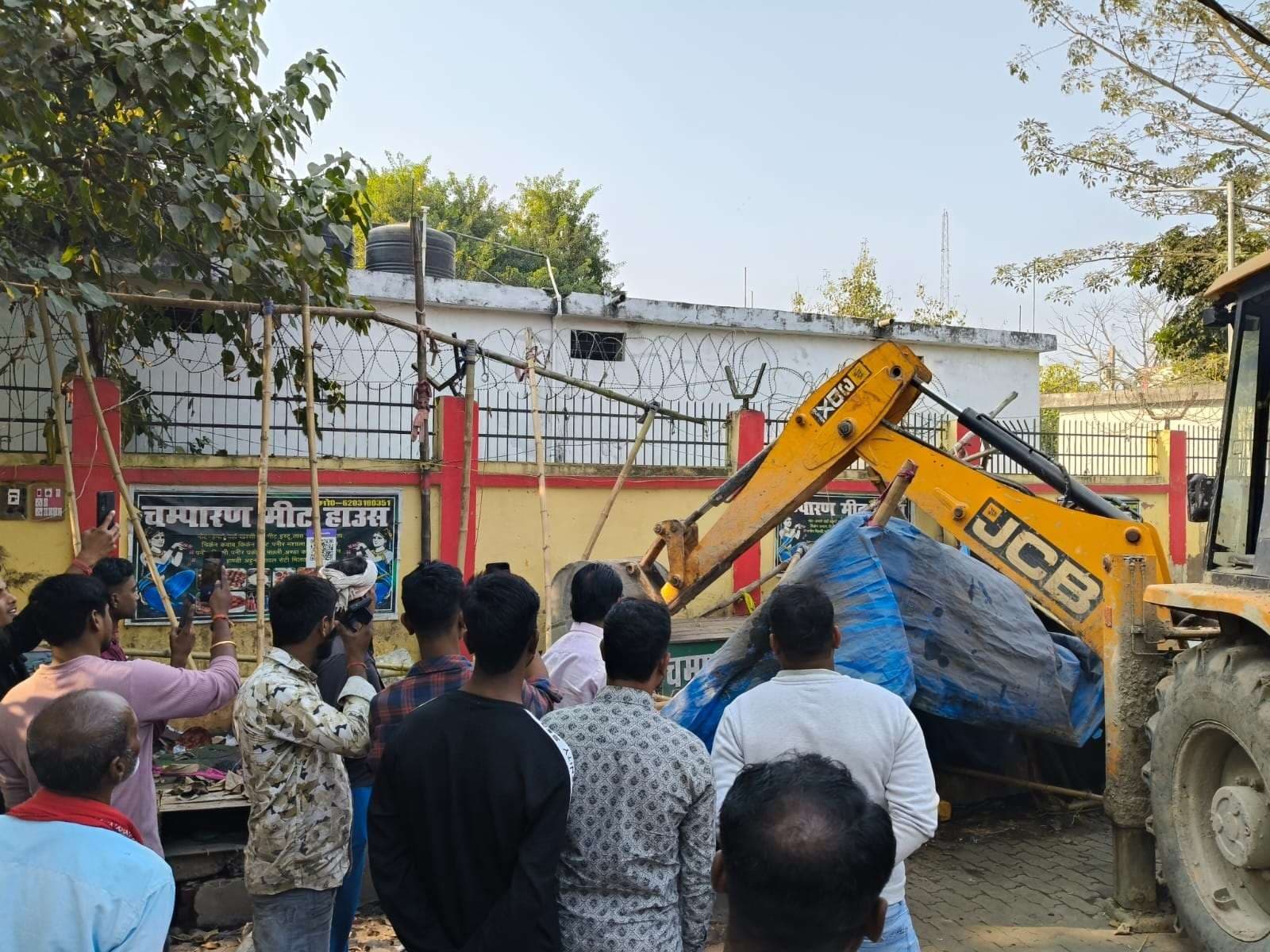 Sitamarhi : जिला मुख्यालय में अतिक्रमण पर चला बुलडोजर