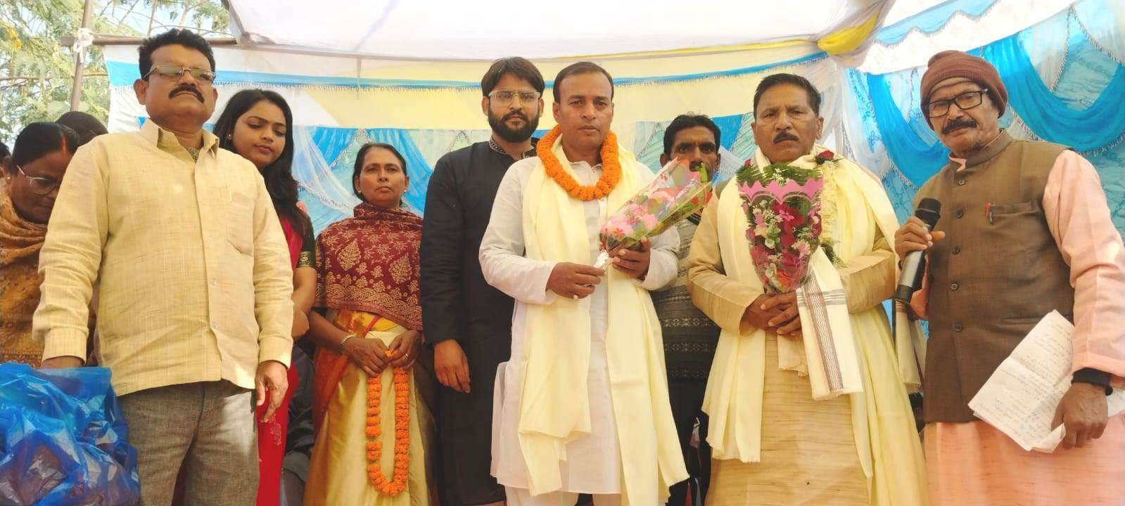 विदाई समारोह कर प्रधानाध्यापक को किया गया सम्मानित