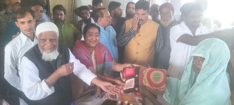 पूर्व मुखिया ने 400 कंबलों का किया वितरण