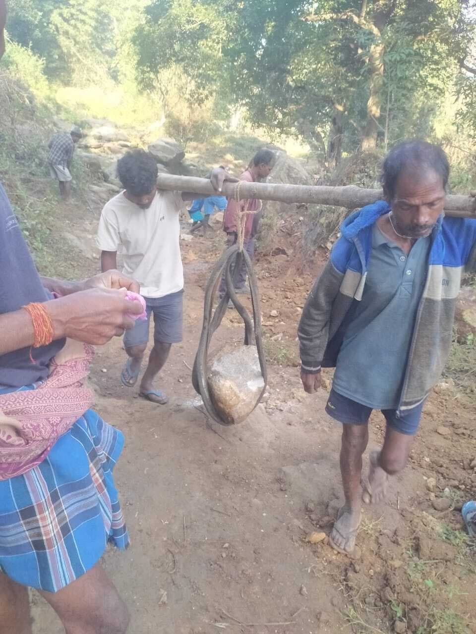 ग्रामीणों ने श्रमदान कर पथ का किया मरम्मत