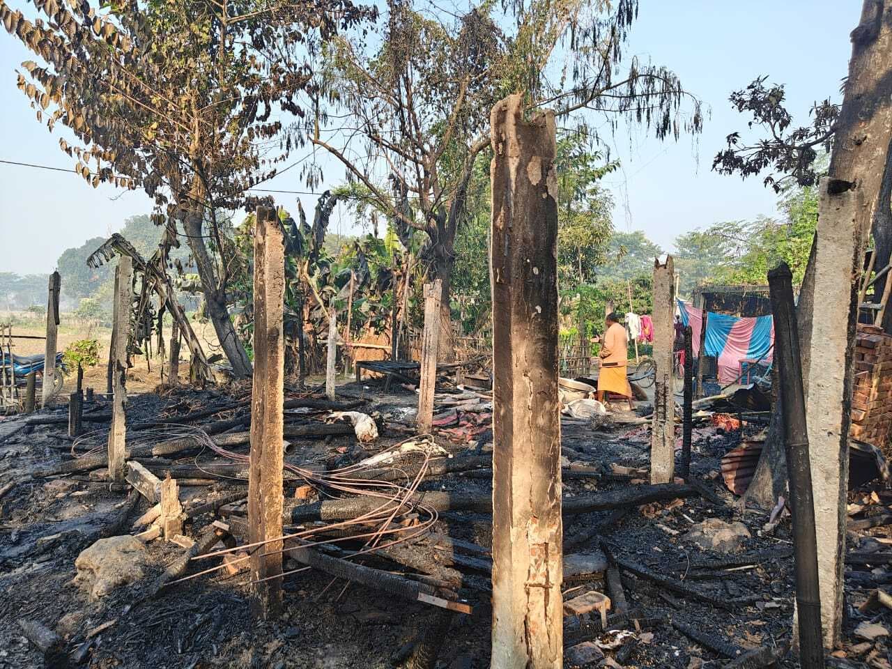 अगलगी में तीन घर जलकर राख