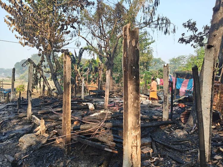 अगलगी में तीन घर जलकर राख