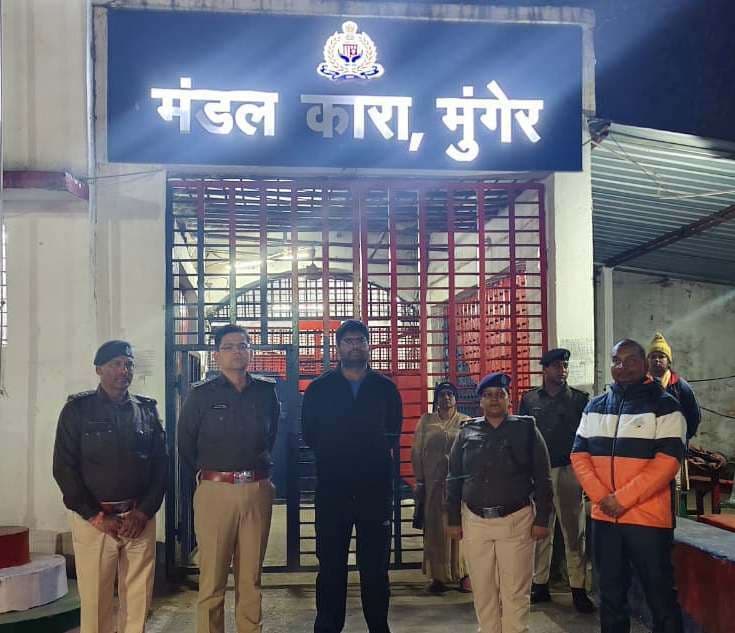 तड़के सुबह डीएम व एसपी ने जेल में मारा छापा, एक-एक कर बंदी सेल का सर्च