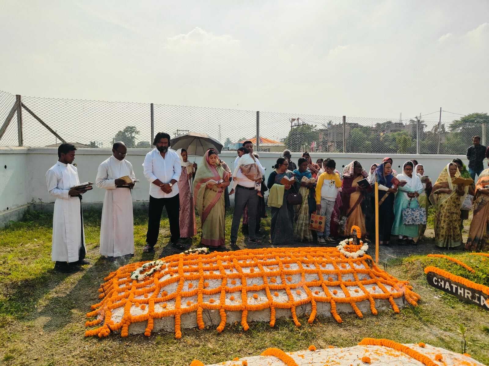 पुण्यतिथि पर याद किये गये पूर्व मंत्री थॉमस हांसदा, परिजनों ने दी श्रद्धांजलि