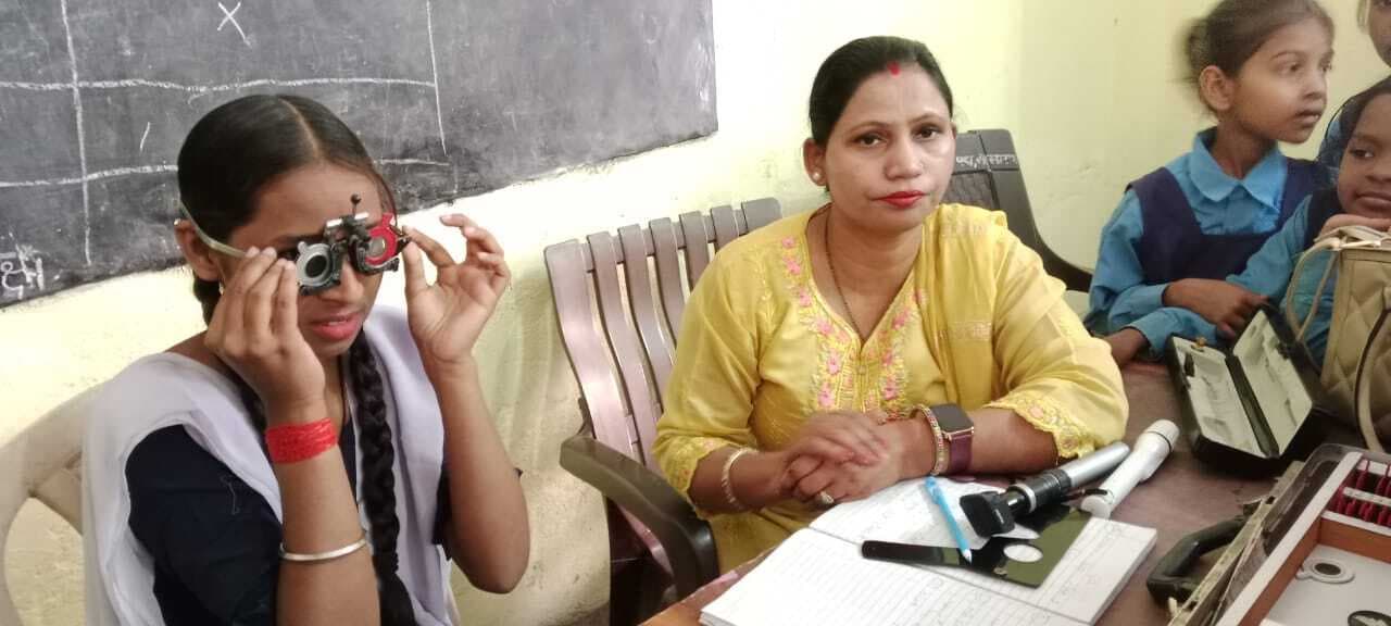 sasaram News : आंखों की रोशनी छीन रही मोबाइल स्क्रीन, 13 फीसदी बच्चों की आंखें कमजोर