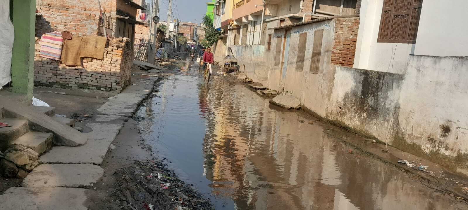 Madhubani News : संतु नगर से बूबना उद्यान जाने वाली सड़क हुई जानलेवा