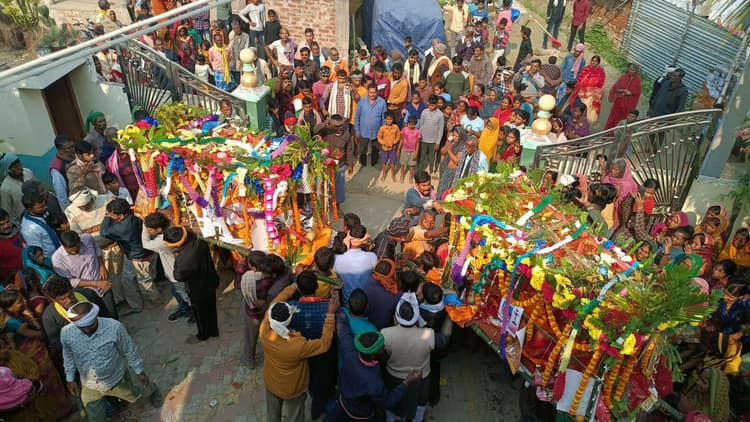 एक साथ उठी पति-पत्नी की अर्थी