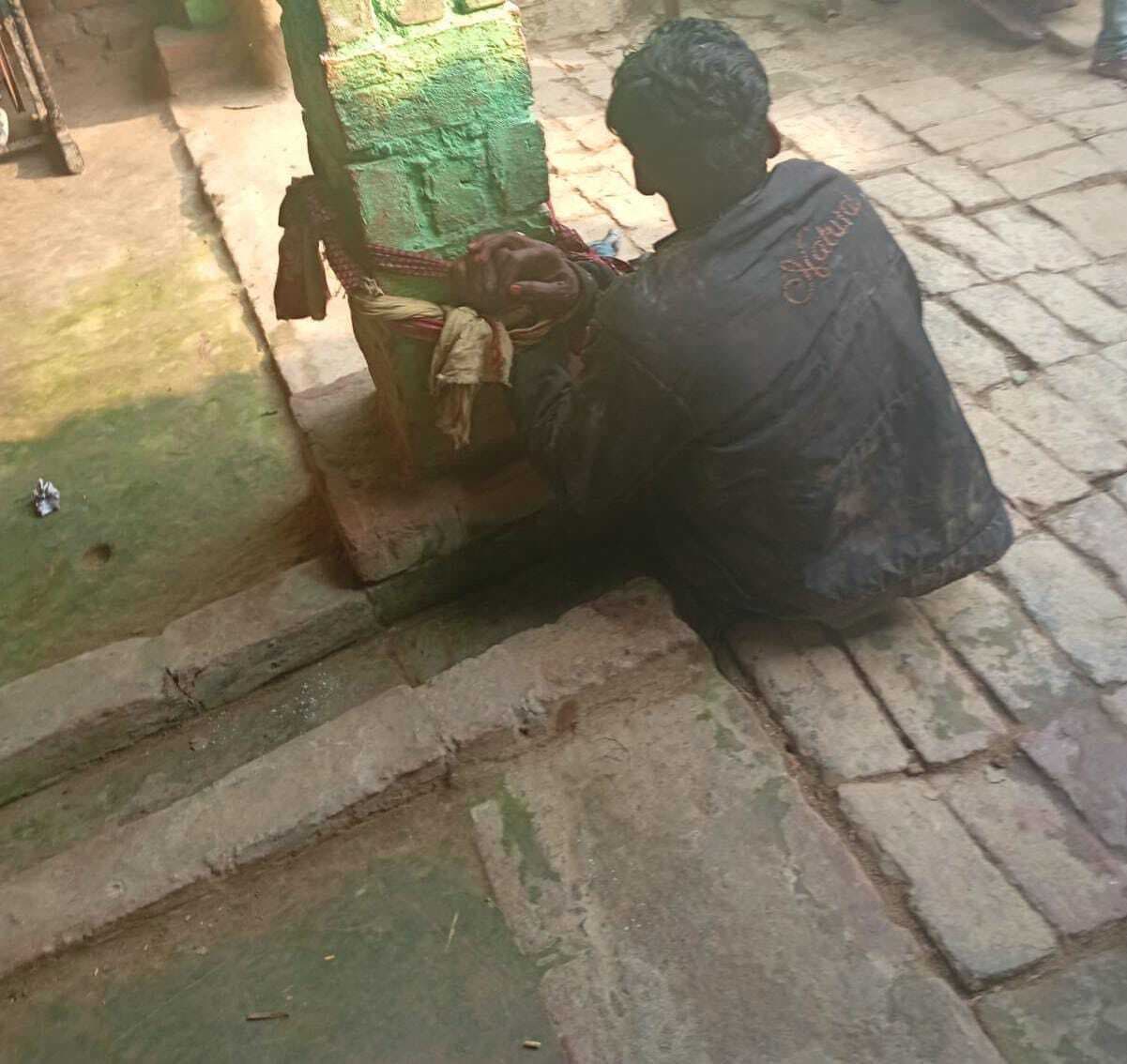 भिखारी घाट में दो कट्ठा आठ धूर जमीन के लिए चचेरे भाई को पिलर में बांधकर पीटा, ग्रामीण हुए उग्र