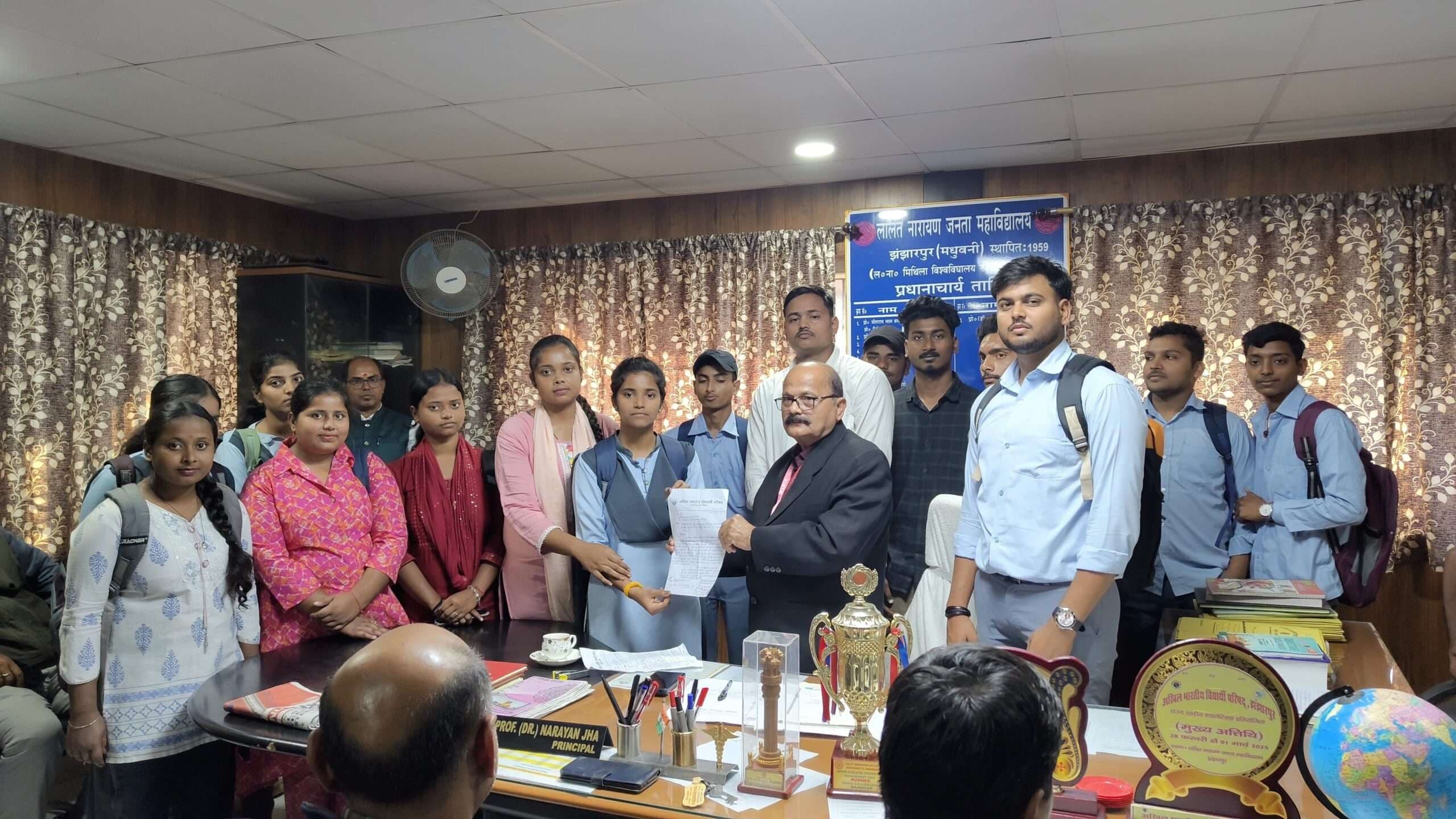 Madhubani News : अभाविप ने प्राचार्य को समस्या से सौंपा ज्ञापन