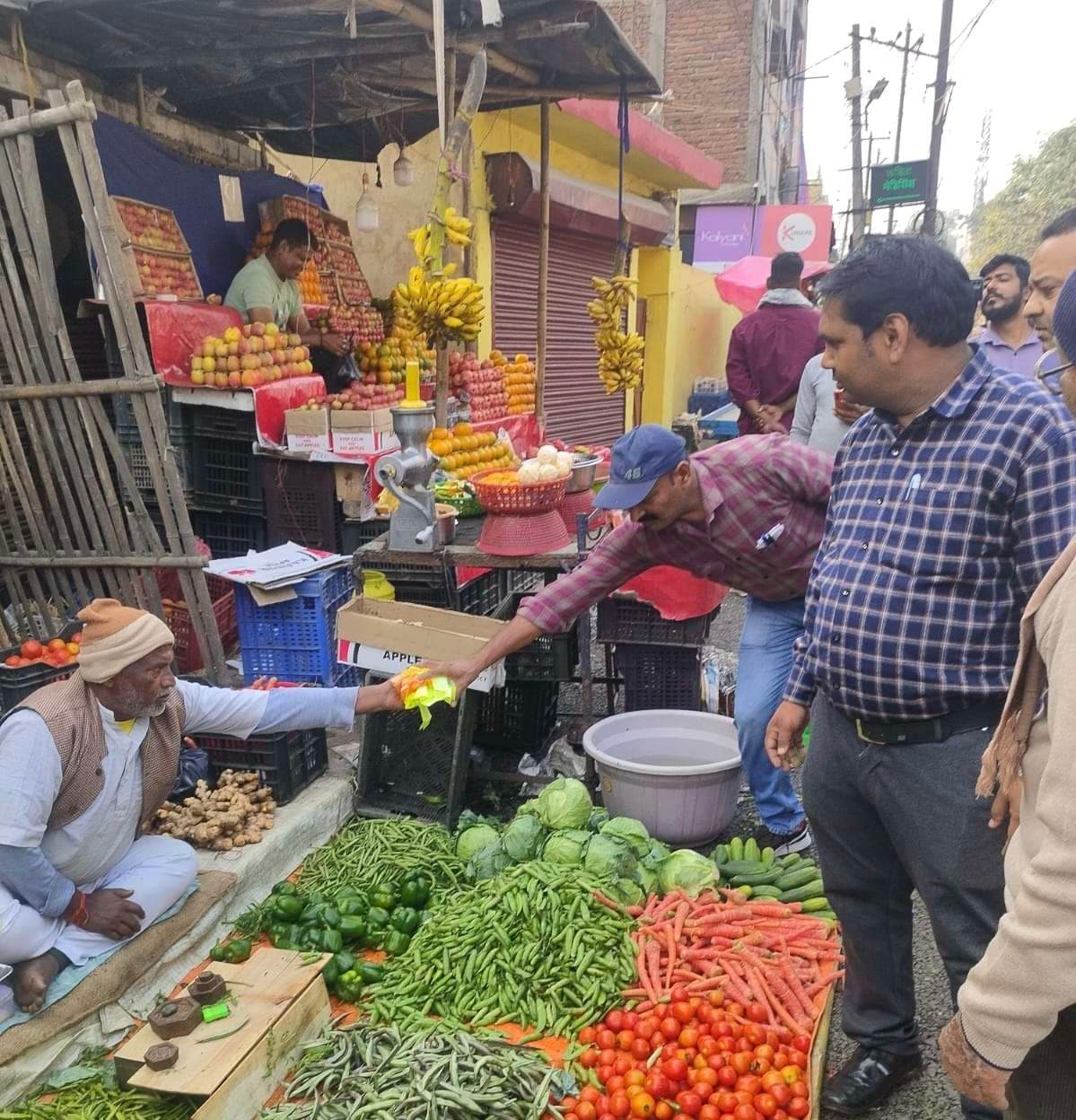 Giridih News :नगर निगम की टीम ने छापेमारी कर बरामद किये 20 किलो प्लास्टिक थैले