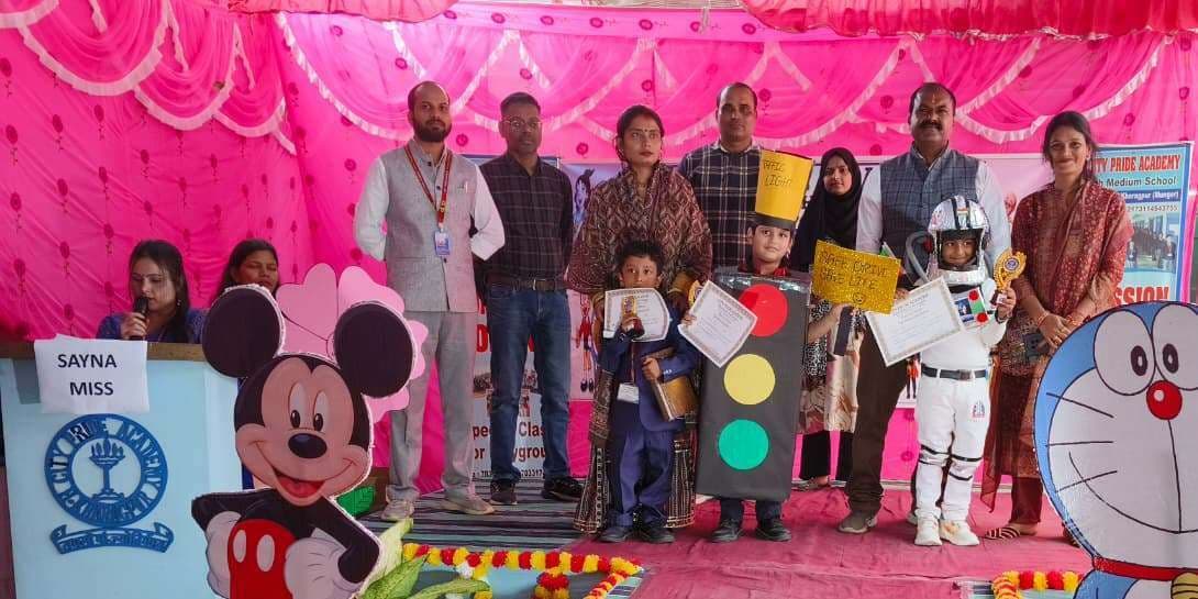 प्ले-ग्रुप में सांची, एलकेजी में आर्यांश तो यूकेजी में ईशान रहे प्रथम