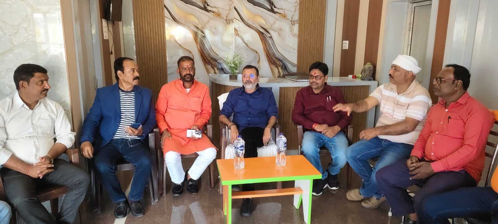 मधुपुर : सड़क कालीकरण में राज्य सरकार का कोई योगदान नहीं : सांसद