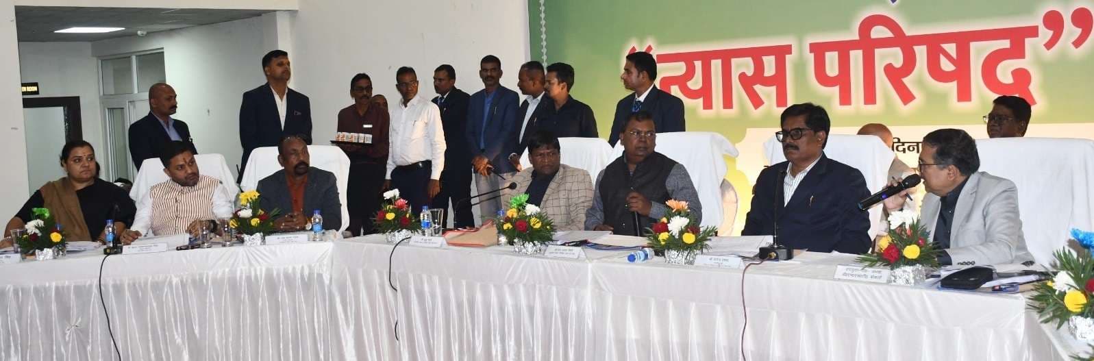 Bokaro News : शिक्षा व स्वास्थ्य को प्राथमिकता, पिछली योजनाओं की गड़बड़ियों पर दें रिपोर्ट : मंत्री